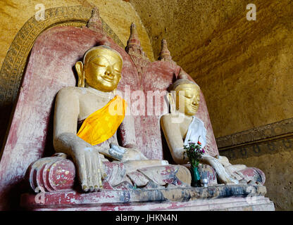 Bagan, Myanmar - 18. Februar 2016. Beiden Buddha-Statuen im alten Tempel in Bagan, Myanmar. Es gibt über 10.000 buddhistische Tempel und Klöster wurden Stockfoto