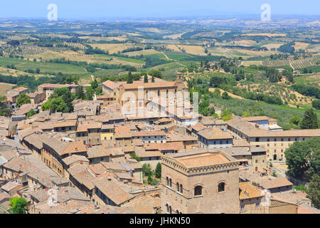 Das 13. Jahrhundert Chiesa di Sant'Agostino (Kirche des Hl. Augustinus) in San Gimignano, Italien Stockfoto