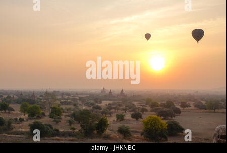 Landschaft des Sonnenaufgangs mit vielen Heißluftballons über Tempel in Bagan, Myanmar. Bagan ist eine antike Stadt und einer der wichtigsten Asias archäologische Stockfoto