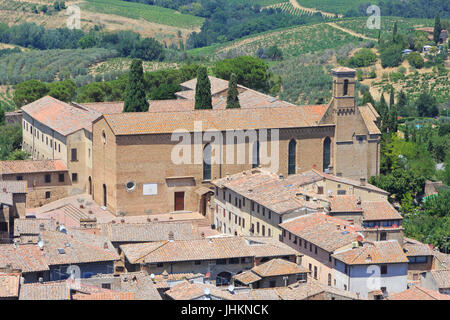 Das 13. Jahrhundert Chiesa di Sant'Agostino (Kirche des Hl. Augustinus) in San Gimignano, Italien Stockfoto