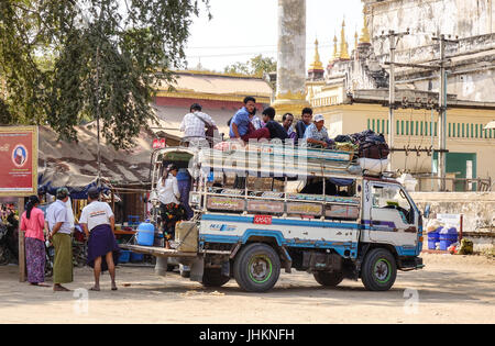 Bagan, Myanmar - 18. Februar 2016. Menschen mit dem Ortsbus auf Landstraße in Bagan, Myanmar. Bagan ist eine antike Stadt in Zentral-Myanmar (ehemals Burma) Stockfoto