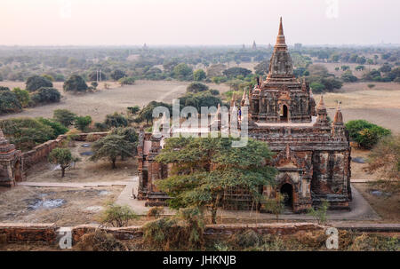Bagan, Myanmar - 18. Februar 2016. Menschen besuchen Guni Tempel in Bagan, Myanmar. Bagan ist eine antike Stadt und einer der wichtigsten Ausgrabungsstätte Asias Stockfoto
