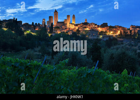 Die Silhouette der mittelalterlichen Stadtmauern von San Gimignano (Toskana), Italien in der Dämmerung Stockfoto