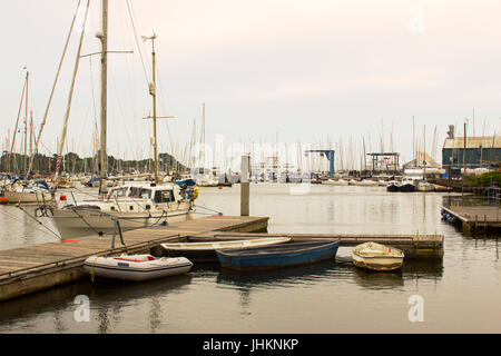 Die vollgestopft Marina im Hafen von Lymington, Royal Lymington Yacht Club nach Hause. Genommen auf einem stumpfen grauen Sommertag im Juni Stockfoto