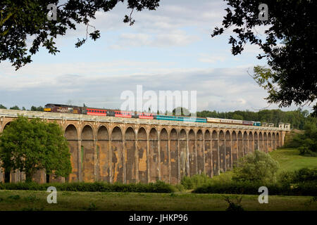 Ein paar Klasse 47 Diesellokomotiven arbeiten eine West Coast Eisenbahn-Charta Überquerung der Ouse Valley Viaduct in der Nähe von Balcombe in West Sussex.  47826 und Stockfoto