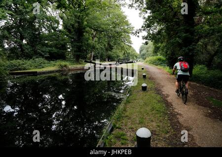 Basingstoke Canal ist ein britischer Kanal, abgeschlossen im Jahre 1794, gebaut um Basingstoke mit der Themse bei Weybridge über die Wey Navigation zu verbinden. Stockfoto