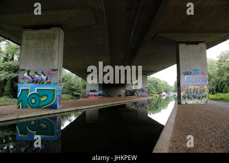 Der Fluss Wey Navigation unter der viel befahrenen M25 London orbital Straße in Surrey, UK. 13. Juli 2017 Stockfoto