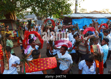 KATARAGAMA, SRI LANKA, 14. März 2016 Abend Puja in Kataragama. Herde von Einheimischen und Pilger marschieren zum Tempel, umgeben von Musik Stockfoto