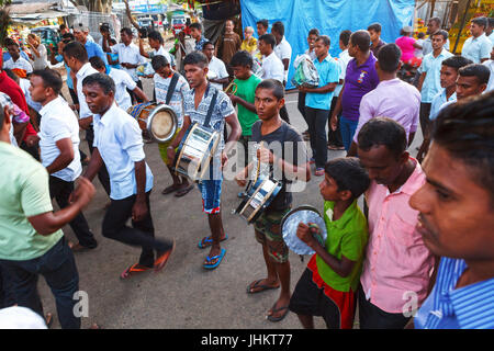 KATARAGAMA, SRI LANKA, 14. März 2016 Abend Puja in Kataragama. Herde von Einheimischen und Pilger marschieren zum Tempel, umgeben von Musik Stockfoto