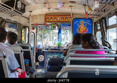 SRI LANKA, März 14, 2016-express-Bus ist mit zusätzlichen Verzierungen, Ton- und TV-System ausgestattet. Busse sind ein beliebtes Mittel der Kommunikation Stockfoto