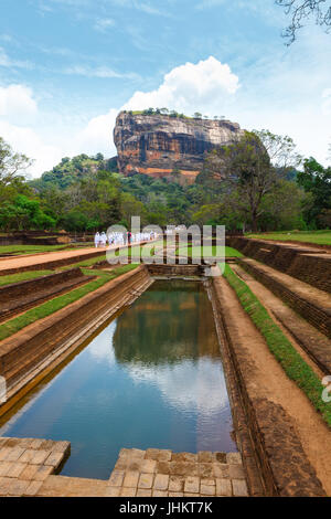SIGIRIYA, SRI LANKA, 9. März 2016 Lion Rock - berühmte Ort von Interesse, eine alte Felsenfestung Nähe Stadt Dambulla Stockfoto