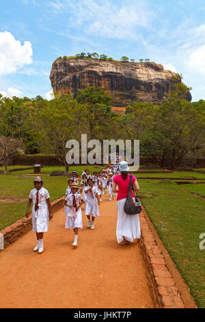 SIGIRIYA, SRI LANKA, 9. März 2016 Lion Rock - berühmte Ort von Interesse, eine alte Felsenfestung Nähe Stadt Dambulla Stockfoto