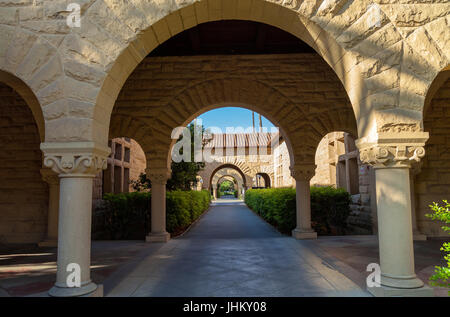 Die architektonischen Strukturen am Campus der Stanford Universität in Palo Alto, Kalifornien, USA Stockfoto