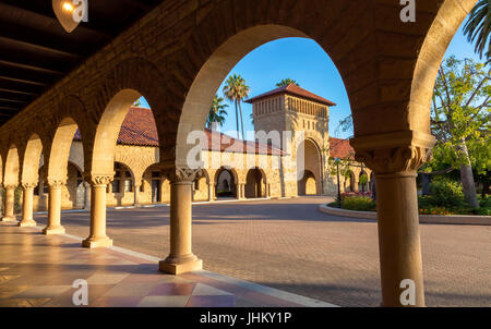 Die architektonischen Strukturen am Campus der Stanford Universität in Palo Alto, Kalifornien, USA Stockfoto