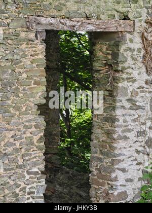 Peel Tower East Hill Braunton, 1857 für Thomas Mortimer von Franklyn Hütte gebaut. Kletterpflanzen bewachsenen Schutt 3-stufige Turm mit ersten Stock nach hinten. Stockfoto