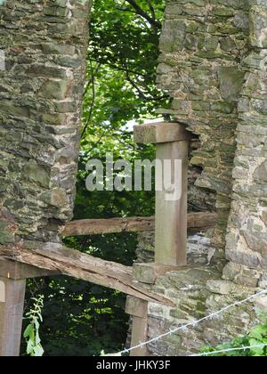 Peel Tower East Hill Braunton, 1857 für Thomas Mortimer von Franklyn Hütte gebaut. Kletterpflanzen bewachsenen Schutt 3-stufige Turm mit ersten Stock nach hinten. Stockfoto