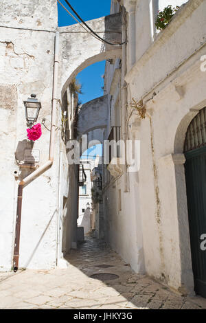 Gasse. Ceglie Messapica. Puglia. Italien. Stockfoto