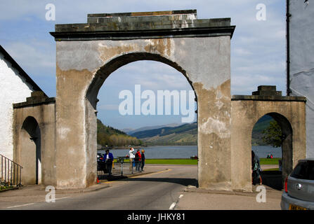 Loch Fyne durch 18. Jahrhundert Torbogen, Inveraray, Argyll & Bute, Scotland Stockfoto