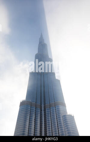 Dubai, Vereinigte Arabische Emirate - 3. Juni 2017: Burj Khalifa wirft einen Schatten über seltenen Wolken bei einem Sonnenaufgang. Stockfoto