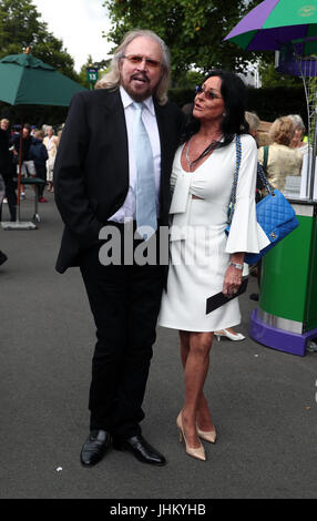 Der Singer-Songwriter Barry Gibb und seine Frau Linda treffen am 11. Tag der Wimbledon Championships im All England Lawn Tennis and Croquet Club in Wimbledon ein. Stockfoto