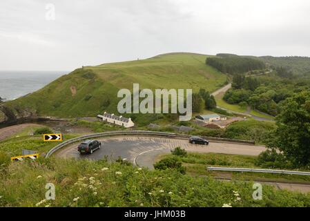 Haarnadel in Berriedale Braes Aussichtspunkt mit Blick über die Klippen im Nordosten von Schottland und Teil der "North Coast 500 Bend' Stockfoto