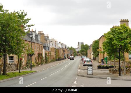 Blick hinunter Castle Street ist die Hauptstraße durch die Stadt von Dornoch in Sutherland, Schottland, Vereinigtes Königreich Stockfoto