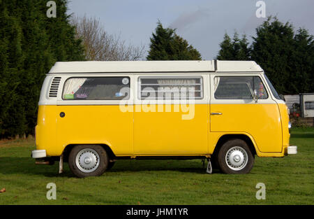 1975 VW Volkswagen Westfalia Erker Wohnmobil Stockfoto