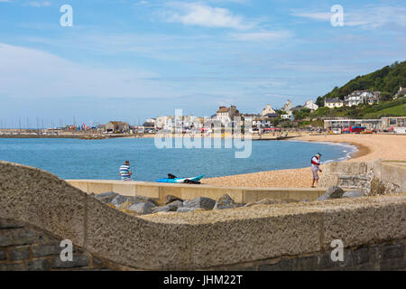 Blick auf die Bucht von Lyme und die Strandstadt Lyme Regis im Juli im Lyme Regis, Dorset UK Stockfoto