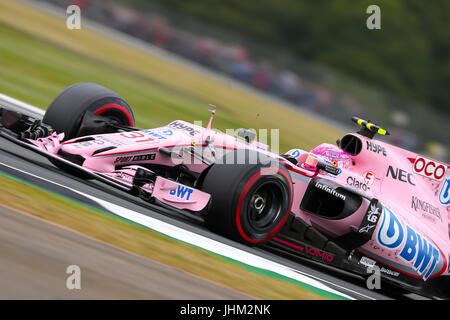 Indiens Esteban Ocon während des zweiten Trainings des 2017 British Grand Prix in Silverstone, Towcester zu erzwingen. Stockfoto