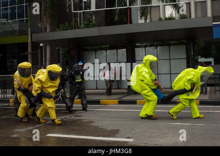 Philippinen. 14. Juli 2017. Rettungskräfte tragen mock Opfer einer Chlor-Gas-Attacke während einer Anti-Terror-Drill in Pasig City, östlich von Manila, Philippinen am Freitag, 14. Juli 2017. Die lokale Regierung von Pasig City hielt seine erste Anti-Terror-Bohrer, seine Fähigkeiten bei einem Terroranschlag in der Stadt zu präsentieren. Bildnachweis: Richard James M. Mendoza/Pacific Presse/Alamy Live-Nachrichten Stockfoto