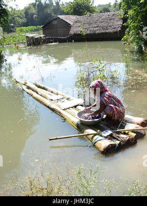 Guwahati, Indien. 14. Juli 2017. Eine Flut betroffenen Frauen auf eine Banane Floß waschen Kleidungsstücke in der Nähe von ihrem versunkenen Haus in Morigaon Bezirk von Assam. Bildnachweis: Radschab Jyoti Sarma/Pacific Press/Alamy Live-Nachrichten Stockfoto