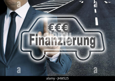 Finanzierung (im deutschen Finance) Auto Touchscreen ist Mann betriebene Konzept. Stockfoto