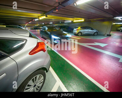 Tiefgarage mit einem fahrenden Auto Stockfoto