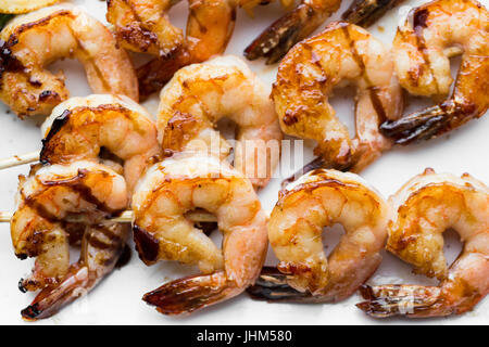 lecker gewürzte Garnelen Spieße auf dem Grill Stockfoto