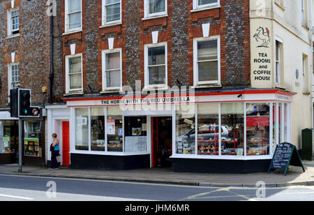 Um Dorchester, der Graf Stadt Dorset England UK das Pferd mit der rote Regenschirm Restaurant Stockfoto