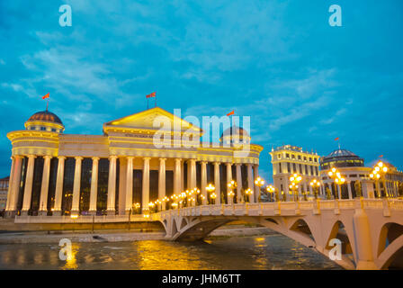 Museum für Archäologie und andere Skopje 2014 Gebäude, am Fluss Vardar Skopje, Mazedonien Stockfoto