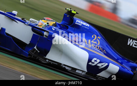 Sauber Pascal Wehrlein beim zweiten Training des 2017 British Grand Prix in Silverstone, Towcester. Stockfoto