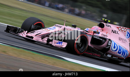 Indiens Esteban Ocon während des zweiten Trainings des 2017 British Grand Prix in Silverstone, Towcester zu erzwingen. Stockfoto