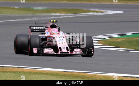 Indiens Esteban Ocon während des zweiten Trainings des 2017 British Grand Prix in Silverstone, Towcester zu erzwingen. Stockfoto