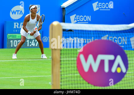 Heather Watson (GB) spielen bei den Aegon International, Eastbourne 2017. WTA-Logo auf dem Netz Stockfoto