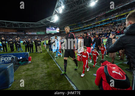 Sydney, Australien. 13. Juli 2017. Arsenal-Kapitän, Per Mertesacker (vorne) und Sydney Fc-Kapitän Alex Brosque (zurück) geben Sie das Feld von spielen Credit: United Bilder/Pacific Press/Alamy Live News Stockfoto