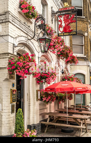 Äußere des Red Lion Pub in Ealing, London W5, England, UK. Stockfoto