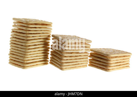 Stapel von Cracker auf weißem Hintergrund Stockfoto