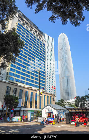 Das Mandarin Oriental Hotel, Jardine House und International Finance Center Tower 2 auf der Insel Hong Kong. Stockfoto