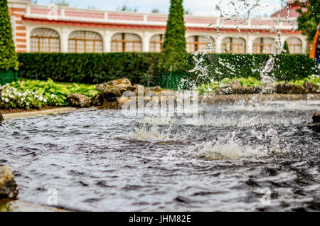 Wasser aus einem Brunnen fallen Stockfoto