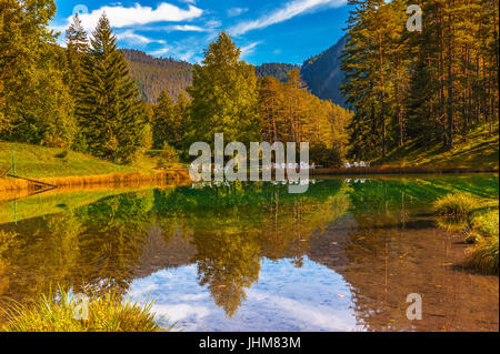 Helle Farben der Herbst n österreichischen Alpenseen Stockfoto