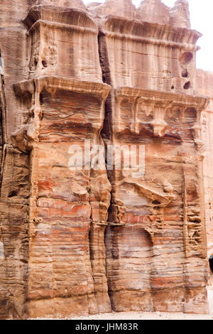 Antike nabatäische Ruinen geschnitzt in den Klippen von Petra, Jordanien. Stockfoto