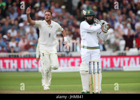 Englands Stuart Broad feiert Entlassung Südafrikas Hashim Amla während Tag eines der zweiten Investec Testspiel an der Nottingham Trent Bridge. Stockfoto