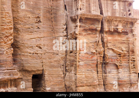 Antike nabatäische Ruinen geschnitzt in den Klippen von Petra, Jordanien. Stockfoto