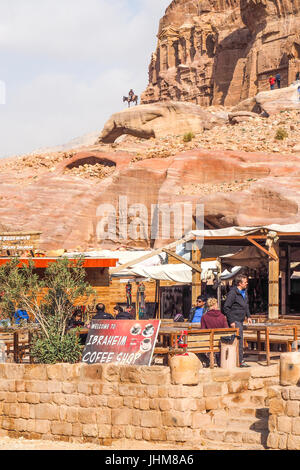 Touristen Ruhe und Erfrischungen in einem Außenbereich eines Restaurants in Petra, Jordanien. Stockfoto